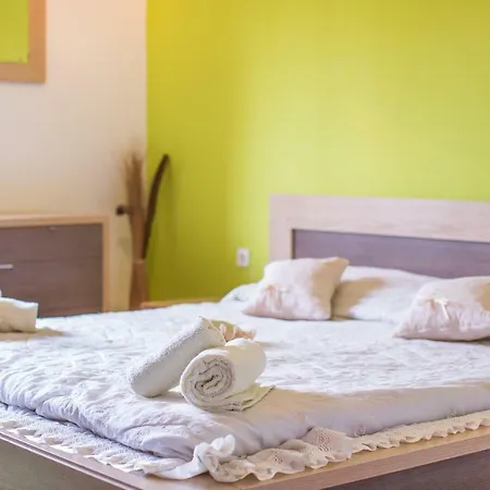 Pinetree Apartman *