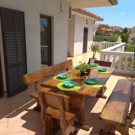 Pinetree Apartman